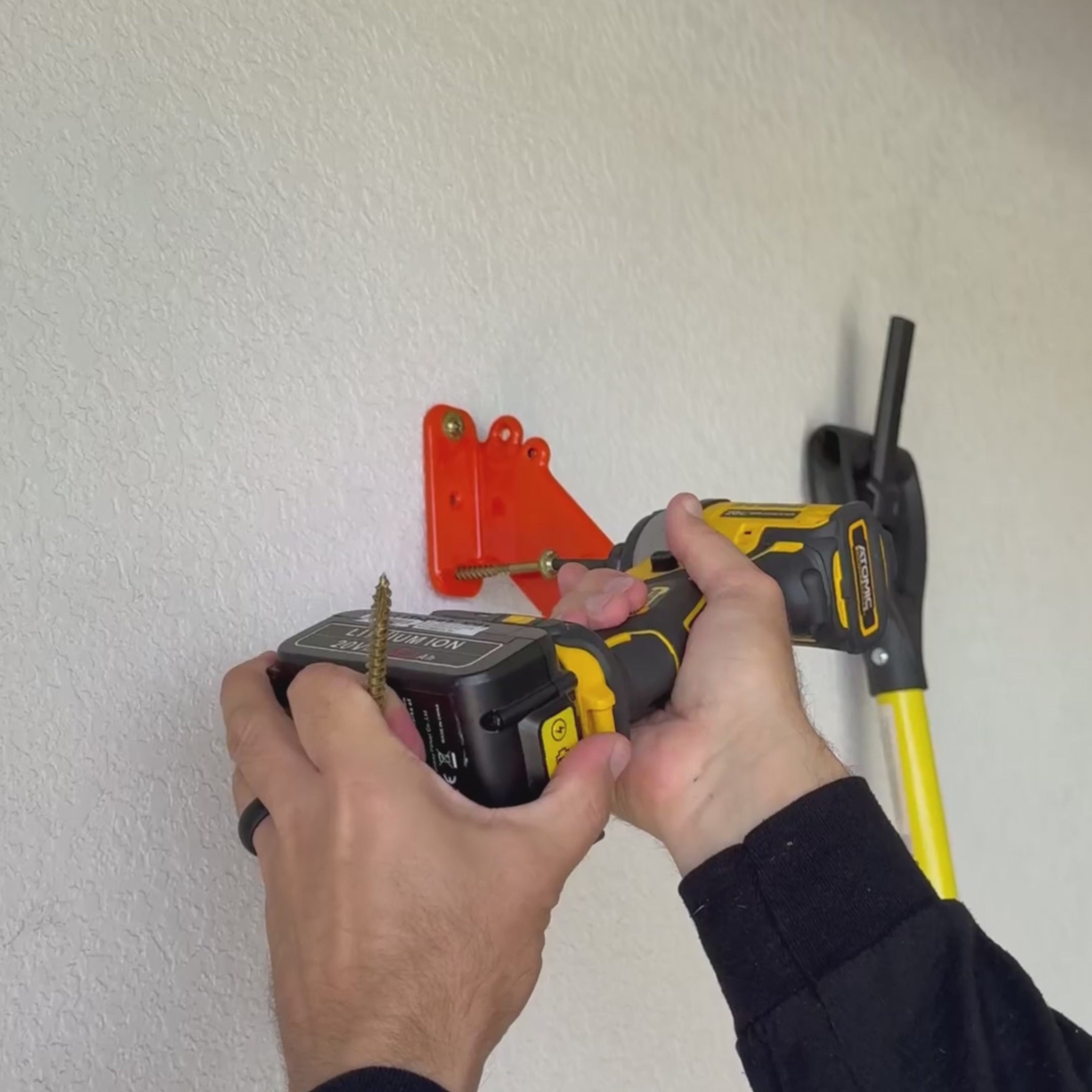 Load video: itoolmax chainsaw wall mount rack